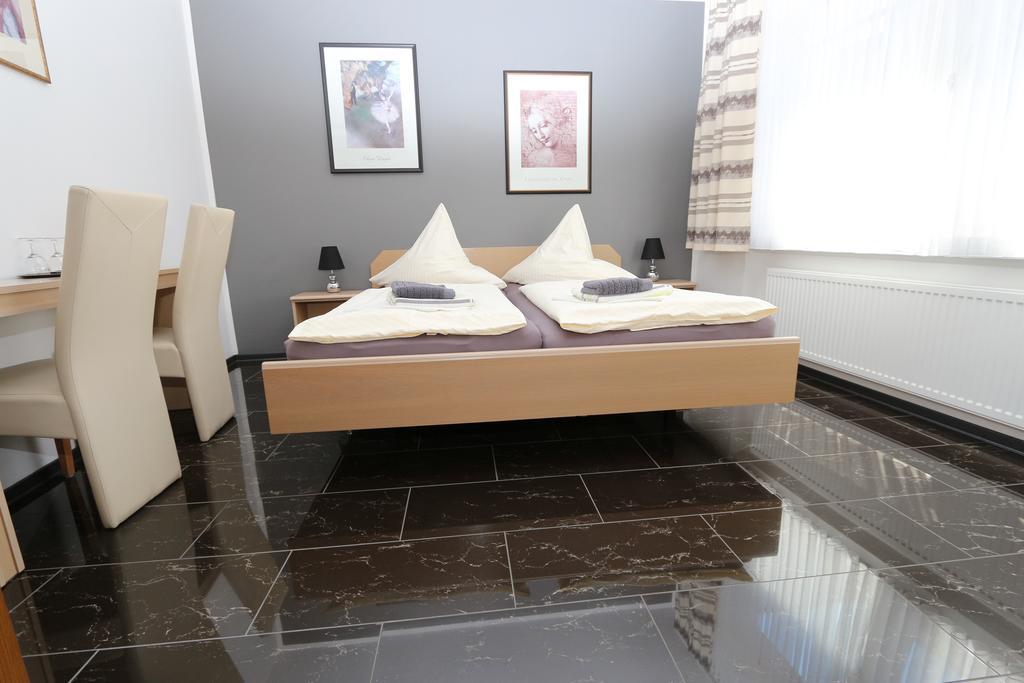 Gaestehaus Am Roemerbad 첼 안 데어 모젤 외부 사진